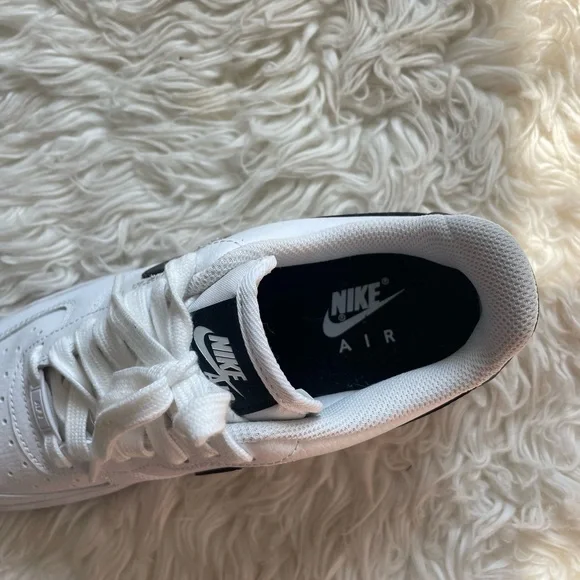 Nike White and Black Sneakers Classic Style - Picture 6 of 7